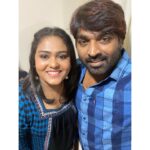 Akalya Venkatesan Instagram – Happiest birthday Rockstar 😍❤️

கோடி ரூபாய் சேத்து வச்ச காசுக்கதிபதி 
 கோடி மனசு சேர்த்து வச்சா அவர் எங்க விஜய் சேதுபதி😍😍😍
@actorvijaysethupathi #vijaysethupathibirthday #vijaysethupathi
