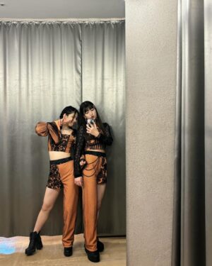 Akane Haga Instagram - ⁡
⁡
パンツの形、
アシンメトリーでお揃いなんだけど、
らいりーめっちゃ似合ってる🙆🏻‍♀️
⁡
#morningmusume24 #モーニング娘24 
#羽賀朱音 #櫻井梨央 ちゃん #もっと娘