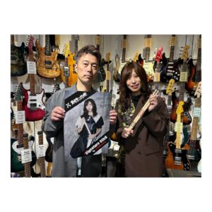 Akane Hirose Instagram - 誕生日を迎えました！
沢山のお祝いメッセージ、ありがとうございます☺︎

そして12月14日はAKANEシグネチャースティックの発売日🥁
最高に幸せな誕生日だー！

インスタライブも観てくれてありがとうございました！！
みんなとお話できて楽しかったです☺︎

本日は、楽器店様へ挨拶まわりに行かせていただきました！

・イケシブ(IKEBE SHIBUYA)様
・MUSIC LAND KEY渋谷店様
・ドラムステーション リボレ秋葉原店様

ありがとうございました！

スティックが並んでいるのを見て大興奮！本当に嬉しいです！

そして今回、AKANEシグネチャースティックの制作から全て協力していただいたキクタニミュージック様！

本当にありがとうございます！

最高の相棒と共に精進します🥁

AKANEシグネチャースティック、よろしくお願いします✨

#bandmaid #wincent #akane