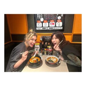 Akane Hirose Instagram - The Warningとの思い出☺︎
制作期間中、アニメトークで盛り上がってオタ活して、ラーメンと焼肉食べに行った！Danyとは3回ラーメン行った🍜

みんながメキシコの可愛いお人形とお菓子をプレゼントしてくれました！私達5人をイメージして選んでくれたんだって！嬉しすぎる…！

大切に飾っています。Gracias♥️

#bandmaid #thewarning