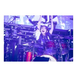 Akane Hirose Instagram - BAND-MAID 10TH ANNIVERSARY TOUR FINAL
2023.11.26@YOKOHAMA ARENA

横浜アリーナありがとうございました！

私が初めて生でライブを観て、バンドの素晴らしさを知ったのがこの場所でした。

いつか自分もこのステージに立ちたいという大きな夢と目標を持ってドラムを始めた、青春の思い出がたくさん詰まった場所。

BAND-MAIDで横浜アリーナのステージに立てた事が本当に嬉しくて幸せです。

熱しやすく冷めやすい私が10年もバンドを続けるなんて思いもしなかった。
ここまで頑張れたのは、メンバー、BAND-MAIDチーム、そして何より応援してくれるみんなのおかげです。

この10年間、楽しい事ばかりではなく大きな壁に直面して心が折れそうになり、ドラムと真正面から向き合えなくなりそうな時期が何度もありました。

そんな私を常に一番近くで支えてくれたのはメンバーです。
努力して結果を出す姿を見せ続けてくれたメンバーのおかげで、私は頑張れています。
芯が強くてカッコ良くて心が綺麗で、一生尊敬してやまない自慢のメンバーです。仲の良さも自慢です。

みんなと離れたくない一心で10年続けてこれました。みんながいる限り、この先何があっても絶対に諦めないし、私は成長し続けます。

そして私達の意見を一番に尊重して寄り添ってくれて、自由に楽しく音楽をやらせてくれるBAND-MAIDチームのみなさんには感謝でいっぱいです。

最後に。
応援してくれるみんなへ。

私達だけではここまで辿り着く事が出来なかったよ。みんなの応援が私達の支えになっています。毎日みんなから頑張るパワーを与えてもらっています。本当にありがとうございます。感謝の言葉だけでは足りないし伝えきれないよ。

応援してくれるみんなに私達もいっぱいパワーを与えたいので、一緒に高め合っていけたら嬉しいです。

見たことのない景色をたくさん見に行きましょう。そして夢を叶えていきましょう。

これからもBAND-MAIDをよろしくお願いします。みんな大好きだ！！！！！

photo by @masafuji93 

#bandmaid
