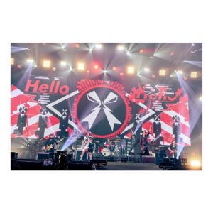 Akane Hirose Instagram - BAND-MAID 10TH ANNIVERSARY TOUR FINAL
2023.11.26@YOKOHAMA ARENA

横浜アリーナありがとうございました！

私が初めて生でライブを観て、バンドの素晴らしさを知ったのがこの場所でした。

いつか自分もこのステージに立ちたいという大きな夢と目標を持ってドラムを始めた、青春の思い出がたくさん詰まった場所。

BAND-MAIDで横浜アリーナのステージに立てた事が本当に嬉しくて幸せです。

熱しやすく冷めやすい私が10年もバンドを続けるなんて思いもしなかった。
ここまで頑張れたのは、メンバー、BAND-MAIDチーム、そして何より応援してくれるみんなのおかげです。

この10年間、楽しい事ばかりではなく大きな壁に直面して心が折れそうになり、ドラムと真正面から向き合えなくなりそうな時期が何度もありました。

そんな私を常に一番近くで支えてくれたのはメンバーです。
努力して結果を出す姿を見せ続けてくれたメンバーのおかげで、私は頑張れています。
芯が強くてカッコ良くて心が綺麗で、一生尊敬してやまない自慢のメンバーです。仲の良さも自慢です。

みんなと離れたくない一心で10年続けてこれました。みんながいる限り、この先何があっても絶対に諦めないし、私は成長し続けます。

そして私達の意見を一番に尊重して寄り添ってくれて、自由に楽しく音楽をやらせてくれるBAND-MAIDチームのみなさんには感謝でいっぱいです。

最後に。
応援してくれるみんなへ。

私達だけではここまで辿り着く事が出来なかったよ。みんなの応援が私達の支えになっています。毎日みんなから頑張るパワーを与えてもらっています。本当にありがとうございます。感謝の言葉だけでは足りないし伝えきれないよ。

応援してくれるみんなに私達もいっぱいパワーを与えたいので、一緒に高め合っていけたら嬉しいです。

見たことのない景色をたくさん見に行きましょう。そして夢を叶えていきましょう。

これからもBAND-MAIDをよろしくお願いします。みんな大好きだ！！！！！

photo by @masafuji93 

#bandmaid