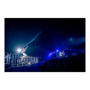 Akane Hirose Instagram - BAND-MAID 10TH ANNIVERSARY TOUR FINAL
2023.11.26@YOKOHAMA ARENA

横浜アリーナありがとうございました！

私が初めて生でライブを観て、バンドの素晴らしさを知ったのがこの場所でした。

いつか自分もこのステージに立ちたいという大きな夢と目標を持ってドラムを始めた、青春の思い出がたくさん詰まった場所。

BAND-MAIDで横浜アリーナのステージに立てた事が本当に嬉しくて幸せです。

熱しやすく冷めやすい私が10年もバンドを続けるなんて思いもしなかった。
ここまで頑張れたのは、メンバー、BAND-MAIDチーム、そして何より応援してくれるみんなのおかげです。

この10年間、楽しい事ばかりではなく大きな壁に直面して心が折れそうになり、ドラムと真正面から向き合えなくなりそうな時期が何度もありました。

そんな私を常に一番近くで支えてくれたのはメンバーです。
努力して結果を出す姿を見せ続けてくれたメンバーのおかげで、私は頑張れています。
芯が強くてカッコ良くて心が綺麗で、一生尊敬してやまない自慢のメンバーです。仲の良さも自慢です。

みんなと離れたくない一心で10年続けてこれました。みんながいる限り、この先何があっても絶対に諦めないし、私は成長し続けます。

そして私達の意見を一番に尊重して寄り添ってくれて、自由に楽しく音楽をやらせてくれるBAND-MAIDチームのみなさんには感謝でいっぱいです。

最後に。
応援してくれるみんなへ。

私達だけではここまで辿り着く事が出来なかったよ。みんなの応援が私達の支えになっています。毎日みんなから頑張るパワーを与えてもらっています。本当にありがとうございます。感謝の言葉だけでは足りないし伝えきれないよ。

応援してくれるみんなに私達もいっぱいパワーを与えたいので、一緒に高め合っていけたら嬉しいです。

見たことのない景色をたくさん見に行きましょう。そして夢を叶えていきましょう。

これからもBAND-MAIDをよろしくお願いします。みんな大好きだ！！！！！

photo by @masafuji93 

#bandmaid