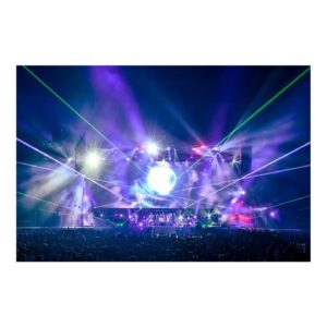 Akane Hirose Instagram - BAND-MAID 10TH ANNIVERSARY TOUR FINAL
2023.11.26@YOKOHAMA ARENA

横浜アリーナありがとうございました！

私が初めて生でライブを観て、バンドの素晴らしさを知ったのがこの場所でした。

いつか自分もこのステージに立ちたいという大きな夢と目標を持ってドラムを始めた、青春の思い出がたくさん詰まった場所。

BAND-MAIDで横浜アリーナのステージに立てた事が本当に嬉しくて幸せです。

熱しやすく冷めやすい私が10年もバンドを続けるなんて思いもしなかった。
ここまで頑張れたのは、メンバー、BAND-MAIDチーム、そして何より応援してくれるみんなのおかげです。

この10年間、楽しい事ばかりではなく大きな壁に直面して心が折れそうになり、ドラムと真正面から向き合えなくなりそうな時期が何度もありました。

そんな私を常に一番近くで支えてくれたのはメンバーです。
努力して結果を出す姿を見せ続けてくれたメンバーのおかげで、私は頑張れています。
芯が強くてカッコ良くて心が綺麗で、一生尊敬してやまない自慢のメンバーです。仲の良さも自慢です。

みんなと離れたくない一心で10年続けてこれました。みんながいる限り、この先何があっても絶対に諦めないし、私は成長し続けます。

そして私達の意見を一番に尊重して寄り添ってくれて、自由に楽しく音楽をやらせてくれるBAND-MAIDチームのみなさんには感謝でいっぱいです。

最後に。
応援してくれるみんなへ。

私達だけではここまで辿り着く事が出来なかったよ。みんなの応援が私達の支えになっています。毎日みんなから頑張るパワーを与えてもらっています。本当にありがとうございます。感謝の言葉だけでは足りないし伝えきれないよ。

応援してくれるみんなに私達もいっぱいパワーを与えたいので、一緒に高め合っていけたら嬉しいです。

見たことのない景色をたくさん見に行きましょう。そして夢を叶えていきましょう。

これからもBAND-MAIDをよろしくお願いします。みんな大好きだ！！！！！

photo by @masafuji93 

#bandmaid