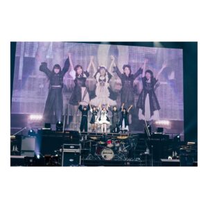 Akane Hirose Instagram - BAND-MAID 10TH ANNIVERSARY TOUR FINAL
2023.11.26@YOKOHAMA ARENA

横浜アリーナありがとうございました！

私が初めて生でライブを観て、バンドの素晴らしさを知ったのがこの場所でした。

いつか自分もこのステージに立ちたいという大きな夢と目標を持ってドラムを始めた、青春の思い出がたくさん詰まった場所。

BAND-MAIDで横浜アリーナのステージに立てた事が本当に嬉しくて幸せです。

熱しやすく冷めやすい私が10年もバンドを続けるなんて思いもしなかった。
ここまで頑張れたのは、メンバー、BAND-MAIDチーム、そして何より応援してくれるみんなのおかげです。

この10年間、楽しい事ばかりではなく大きな壁に直面して心が折れそうになり、ドラムと真正面から向き合えなくなりそうな時期が何度もありました。

そんな私を常に一番近くで支えてくれたのはメンバーです。
努力して結果を出す姿を見せ続けてくれたメンバーのおかげで、私は頑張れています。
芯が強くてカッコ良くて心が綺麗で、一生尊敬してやまない自慢のメンバーです。仲の良さも自慢です。

みんなと離れたくない一心で10年続けてこれました。みんながいる限り、この先何があっても絶対に諦めないし、私は成長し続けます。

そして私達の意見を一番に尊重して寄り添ってくれて、自由に楽しく音楽をやらせてくれるBAND-MAIDチームのみなさんには感謝でいっぱいです。

最後に。
応援してくれるみんなへ。

私達だけではここまで辿り着く事が出来なかったよ。みんなの応援が私達の支えになっています。毎日みんなから頑張るパワーを与えてもらっています。本当にありがとうございます。感謝の言葉だけでは足りないし伝えきれないよ。

応援してくれるみんなに私達もいっぱいパワーを与えたいので、一緒に高め合っていけたら嬉しいです。

見たことのない景色をたくさん見に行きましょう。そして夢を叶えていきましょう。

これからもBAND-MAIDをよろしくお願いします。みんな大好きだ！！！！！

photo by @masafuji93 

#bandmaid