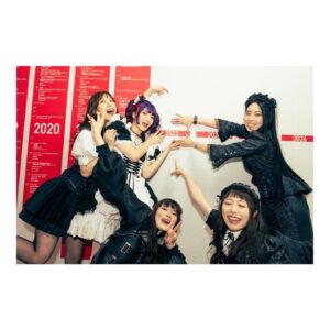 Akane Hirose Instagram - BAND-MAID 10TH ANNIVERSARY TOUR FINAL
2023.11.26@YOKOHAMA ARENA

横浜アリーナありがとうございました！

私が初めて生でライブを観て、バンドの素晴らしさを知ったのがこの場所でした。

いつか自分もこのステージに立ちたいという大きな夢と目標を持ってドラムを始めた、青春の思い出がたくさん詰まった場所。

BAND-MAIDで横浜アリーナのステージに立てた事が本当に嬉しくて幸せです。

熱しやすく冷めやすい私が10年もバンドを続けるなんて思いもしなかった。
ここまで頑張れたのは、メンバー、BAND-MAIDチーム、そして何より応援してくれるみんなのおかげです。

この10年間、楽しい事ばかりではなく大きな壁に直面して心が折れそうになり、ドラムと真正面から向き合えなくなりそうな時期が何度もありました。

そんな私を常に一番近くで支えてくれたのはメンバーです。
努力して結果を出す姿を見せ続けてくれたメンバーのおかげで、私は頑張れています。
芯が強くてカッコ良くて心が綺麗で、一生尊敬してやまない自慢のメンバーです。仲の良さも自慢です。

みんなと離れたくない一心で10年続けてこれました。みんながいる限り、この先何があっても絶対に諦めないし、私は成長し続けます。

そして私達の意見を一番に尊重して寄り添ってくれて、自由に楽しく音楽をやらせてくれるBAND-MAIDチームのみなさんには感謝でいっぱいです。

最後に。
応援してくれるみんなへ。

私達だけではここまで辿り着く事が出来なかったよ。みんなの応援が私達の支えになっています。毎日みんなから頑張るパワーを与えてもらっています。本当にありがとうございます。感謝の言葉だけでは足りないし伝えきれないよ。

応援してくれるみんなに私達もいっぱいパワーを与えたいので、一緒に高め合っていけたら嬉しいです。

見たことのない景色をたくさん見に行きましょう。そして夢を叶えていきましょう。

これからもBAND-MAIDをよろしくお願いします。みんな大好きだ！！！！！

photo by @masafuji93 

#bandmaid