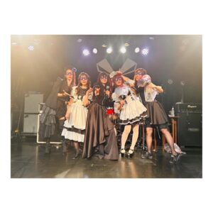 Akane Hirose Instagram - BAND-MAID 10TH ANNIVERSARY
TOUR in JAPAN

2023.10.15@小樽GOLD STONE

MISAお誕生日おめでとう🎉
今年も0時ピッタリの瞬間にみんなで集まってお祝い出来て嬉しかったな！！

MISAと私はソウルメイトらしい。(診断結果で出たってMISAが言ってた)

リズム隊の相方がソウルメイトだなんて最強最高じゃないの！！

もう10年以上の付き合いだけど、ずっと赤ちゃんみたいで可愛くて尊い👶
いつも癒してくれて＆笑わせてくれてありがとう！！

これからも頼むねソウルメイト🤝
