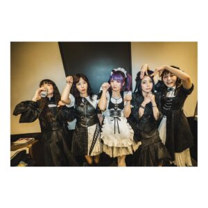 Akane Hirose Instagram - 2月22日は猫の日でしたね🐈
MISAが猫から人間へ戻っていく写真を載せておきます。

photo by @pickles_0808 

#bandmaid