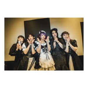 Akane Hirose Instagram - 2月22日は猫の日でしたね🐈
MISAが猫から人間へ戻っていく写真を載せておきます。

photo by @pickles_0808 

#bandmaid