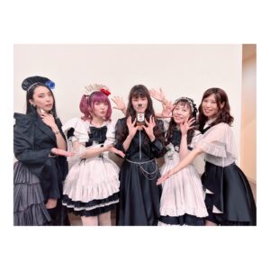 Akane Hirose Instagram - BAND-MAID 10TH ANNIVERSARY
TOUR in JAPAN

2023.10.15@小樽GOLD STONE

MISAお誕生日おめでとう🎉
今年も0時ピッタリの瞬間にみんなで集まってお祝い出来て嬉しかったな！！

MISAと私はソウルメイトらしい。(診断結果で出たってMISAが言ってた)

リズム隊の相方がソウルメイトだなんて最強最高じゃないの！！

もう10年以上の付き合いだけど、ずっと赤ちゃんみたいで可愛くて尊い👶
いつも癒してくれて＆笑わせてくれてありがとう！！

これからも頼むねソウルメイト🤝