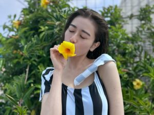 Akane Moriya Instagram - ⁡
何でも話せる仲いい友だちと、初めて宮古島に行ってきました。
この日のホテルは、一目惚れというか、たまたまドライブしてた時に、遠くからもキラキラして見えた
@seawoodhotel 
に、飛込み同然でSTAYしました。
一部屋一部屋が、プライベートエリアで囲まれた、独りじめできるプールある部屋ももちろん最高なんだけど、空と海の真ん中にあるHotelって言葉がぴったりなくらい、自然と一体になれる超絶広い空間とオブジェが、もう最高✨

島でも指折りのジムに行けなかったのは残念だけど、この日は近くのジュース農園のバナナと、可愛いカフェまで足を伸ばしました🚗
旅のマストアイテムは、YouTubeの#akanensstyle
にUPしてます！

超デトックス〜
#宮古島
#tripadvisor
#resorthotel