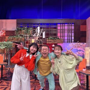 Akane Sakanoue Instagram - .
BS-TBS#よいの日生放送
ありがとうございました〜！
町中華チーム以外は初めましての皆さんでしたが、
アットホームな空気感であっという間の2時間でした！
皆様、今年度も大人を楽しんでいきましょう♡

#よいの日week 
#町中華で飲ろうぜ 
#集合写真はBS-TBS公式Twitterからお借りしました♡

衣装
ニット、パンツ @emmalimber_official 
シャツ @sirin_jp 
シューズ @randa_pic 
イヤリング @threefourtime_official