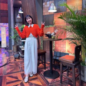 Akane Sakanoue Instagram - .
BS-TBS#よいの日生放送
ありがとうございました〜！
町中華チーム以外は初めましての皆さんでしたが、
アットホームな空気感であっという間の2時間でした！
皆様、今年度も大人を楽しんでいきましょう♡

#よいの日week 
#町中華で飲ろうぜ 
#集合写真はBS-TBS公式Twitterからお借りしました♡

衣装
ニット、パンツ @emmalimber_official 
シャツ @sirin_jp 
シューズ @randa_pic 
イヤリング @threefourtime_official