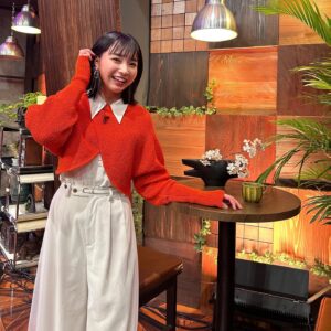 Akane Sakanoue Instagram - .
BS-TBS#よいの日生放送
ありがとうございました〜！
町中華チーム以外は初めましての皆さんでしたが、
アットホームな空気感であっという間の2時間でした！
皆様、今年度も大人を楽しんでいきましょう♡

#よいの日week 
#町中華で飲ろうぜ 
#集合写真はBS-TBS公式Twitterからお借りしました♡

衣装
ニット、パンツ @emmalimber_official 
シャツ @sirin_jp 
シューズ @randa_pic 
イヤリング @threefourtime_official
