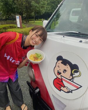Akane Sakanoue Instagram - .
少し長くなりますが、
プライベートでの熊本の思い出たちを載せます！

熊本に戻って初日に行ったのは通っていた高校！
噂で校舎が新しくなると聞いてて、見に行ったら
グラウンドにプレハブの校舎ができててびっくり😳
色々変化してることを感じつつ、
写真集のときに高校で撮影できて
よかったなと改めて思えました。

同じ日に行ってきたのは、
#ぎゃんラジオ では頻繁に名前が挙がる#勝烈亭 🐷
やっぱりここは欠かせない…熊本帰ったら必ず行きたいお店！
そして毎回驚くのは86歳の祖父が
誰よりもとんかつをたくさん食べること😂

そしてずっと行きたかった#白岳伝承蔵 にもついに行けました！
お酒造りの工程も見ていて面白いし、
知った上でお酒飲んだらより一層染みそう…
そう思ってたら試飲コーナーがずらりとあって、
飲み比べしながらしっかり楽しませてもらいました！
染みたぁぁ！！！

他にも白岳の歴代のCMが流れている場所があって、
懐かしい〜〜！って言いながら椅子に座って見ていたら
あっという間に1時間以上滞在してました。笑

あとは人吉の有名なうなぎ屋さんで
うな重を食べてパワーチャージ🔥
声から伝わる私とマネージャーさんの高まり具合。笑
最高に美味しくて集中して無言で味わいました🙏

もうひとつずっと行きたかった場所
#ロアッソ熊本 のホーム、#えがおスタ ⚽️
会場が真っ赤でサポーターさんの
熱量にとにかく圧倒されました！
#味千ラーメン の油そばと銀ハイを飲みながら
観戦できて楽しかったです（食べて飲んでばっかだな笑）

他にも友達や友達の👶に会ったり、
書ききれないくらいプライベートも大充実でした！
行きたいところ、食べたいもの、会いたい人の渋滞で、
帰る度に体力と胃袋の戦い！またすぐ帰ろーっと！

もしよかったら熊本旅の参考にしてみてください🥰