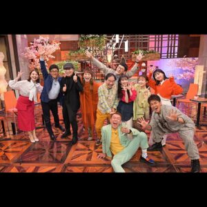 Akane Sakanoue Instagram - .
BS-TBS#よいの日生放送
ありがとうございました〜！
町中華チーム以外は初めましての皆さんでしたが、
アットホームな空気感であっという間の2時間でした！
皆様、今年度も大人を楽しんでいきましょう♡

#よいの日week 
#町中華で飲ろうぜ 
#集合写真はBS-TBS公式Twitterからお借りしました♡

衣装
ニット、パンツ @emmalimber_official 
シャツ @sirin_jp 
シューズ @randa_pic 
イヤリング @threefourtime_official