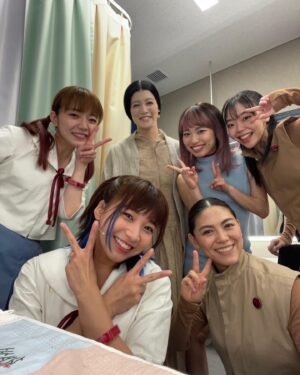 Akane Sakanoue Instagram - .
オフショットその1☺︎

上半期の半分がエヴァだったと思うと、
本当に濃い3ヶ月だったなと改めて感じます！

この3ヶ月でたくさんのチャレンジをさせてもらいました。
私にとっては劇場に立ってお芝居をするという
初めての挑戦の中で、うまくいかないことも多く
まだまだだな〜と痛感することがたくさんありました。笑

その中で色々教えてくださったり、
フォローしてくださった共演者の方々、スタッフの方々には
感謝の気持ちでいっぱいです！
大変なことも多かったけど、映像とはまた違う
舞台の楽しさを知れて嬉しかったです☺️

#舞台エヴァンゲリオンビヨンド
#しばらくはオフショットお付き合いくださいませ