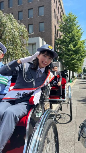 Akane Sakanoue Instagram - .
#日本橋交通安全キャンペーン
普段近い距離でファンの方と接する機会がないので
いい交流の機会になりました☺︎
暑い中来てくださって本当にありがとうございました👮
交通安全を心がけて過ごしましょうね！

#あかね署長 笑