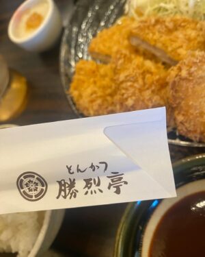 Akane Sakanoue Instagram - .
少し長くなりますが、
プライベートでの熊本の思い出たちを載せます！

熊本に戻って初日に行ったのは通っていた高校！
噂で校舎が新しくなると聞いてて、見に行ったら
グラウンドにプレハブの校舎ができててびっくり😳
色々変化してることを感じつつ、
写真集のときに高校で撮影できて
よかったなと改めて思えました。

同じ日に行ってきたのは、
#ぎゃんラジオ では頻繁に名前が挙がる#勝烈亭 🐷
やっぱりここは欠かせない…熊本帰ったら必ず行きたいお店！
そして毎回驚くのは86歳の祖父が
誰よりもとんかつをたくさん食べること😂

そしてずっと行きたかった#白岳伝承蔵 にもついに行けました！
お酒造りの工程も見ていて面白いし、
知った上でお酒飲んだらより一層染みそう…
そう思ってたら試飲コーナーがずらりとあって、
飲み比べしながらしっかり楽しませてもらいました！
染みたぁぁ！！！

他にも白岳の歴代のCMが流れている場所があって、
懐かしい〜〜！って言いながら椅子に座って見ていたら
あっという間に1時間以上滞在してました。笑

あとは人吉の有名なうなぎ屋さんで
うな重を食べてパワーチャージ🔥
声から伝わる私とマネージャーさんの高まり具合。笑
最高に美味しくて集中して無言で味わいました🙏

もうひとつずっと行きたかった場所
#ロアッソ熊本 のホーム、#えがおスタ ⚽️
会場が真っ赤でサポーターさんの
熱量にとにかく圧倒されました！
#味千ラーメン の油そばと銀ハイを飲みながら
観戦できて楽しかったです（食べて飲んでばっかだな笑）

他にも友達や友達の👶に会ったり、
書ききれないくらいプライベートも大充実でした！
行きたいところ、食べたいもの、会いたい人の渋滞で、
帰る度に体力と胃袋の戦い！またすぐ帰ろーっと！

もしよかったら熊本旅の参考にしてみてください🥰