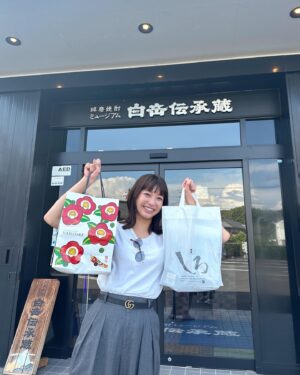 Akane Sakanoue Instagram - .
少し長くなりますが、
プライベートでの熊本の思い出たちを載せます！

熊本に戻って初日に行ったのは通っていた高校！
噂で校舎が新しくなると聞いてて、見に行ったら
グラウンドにプレハブの校舎ができててびっくり😳
色々変化してることを感じつつ、
写真集のときに高校で撮影できて
よかったなと改めて思えました。

同じ日に行ってきたのは、
#ぎゃんラジオ では頻繁に名前が挙がる#勝烈亭 🐷
やっぱりここは欠かせない…熊本帰ったら必ず行きたいお店！
そして毎回驚くのは86歳の祖父が
誰よりもとんかつをたくさん食べること😂

そしてずっと行きたかった#白岳伝承蔵 にもついに行けました！
お酒造りの工程も見ていて面白いし、
知った上でお酒飲んだらより一層染みそう…
そう思ってたら試飲コーナーがずらりとあって、
飲み比べしながらしっかり楽しませてもらいました！
染みたぁぁ！！！

他にも白岳の歴代のCMが流れている場所があって、
懐かしい〜〜！って言いながら椅子に座って見ていたら
あっという間に1時間以上滞在してました。笑

あとは人吉の有名なうなぎ屋さんで
うな重を食べてパワーチャージ🔥
声から伝わる私とマネージャーさんの高まり具合。笑
最高に美味しくて集中して無言で味わいました🙏

もうひとつずっと行きたかった場所
#ロアッソ熊本 のホーム、#えがおスタ ⚽️
会場が真っ赤でサポーターさんの
熱量にとにかく圧倒されました！
#味千ラーメン の油そばと銀ハイを飲みながら
観戦できて楽しかったです（食べて飲んでばっかだな笑）

他にも友達や友達の👶に会ったり、
書ききれないくらいプライベートも大充実でした！
行きたいところ、食べたいもの、会いたい人の渋滞で、
帰る度に体力と胃袋の戦い！またすぐ帰ろーっと！

もしよかったら熊本旅の参考にしてみてください🥰