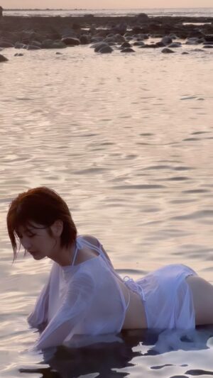 Akane Takiyama Instagram - 下書きに入っていた写真集のオフショットムービー📽

様々な取材でも話させていただいていますが
夕日の海にワンピースで入っているシーンが大好きです。🤍

#写真集