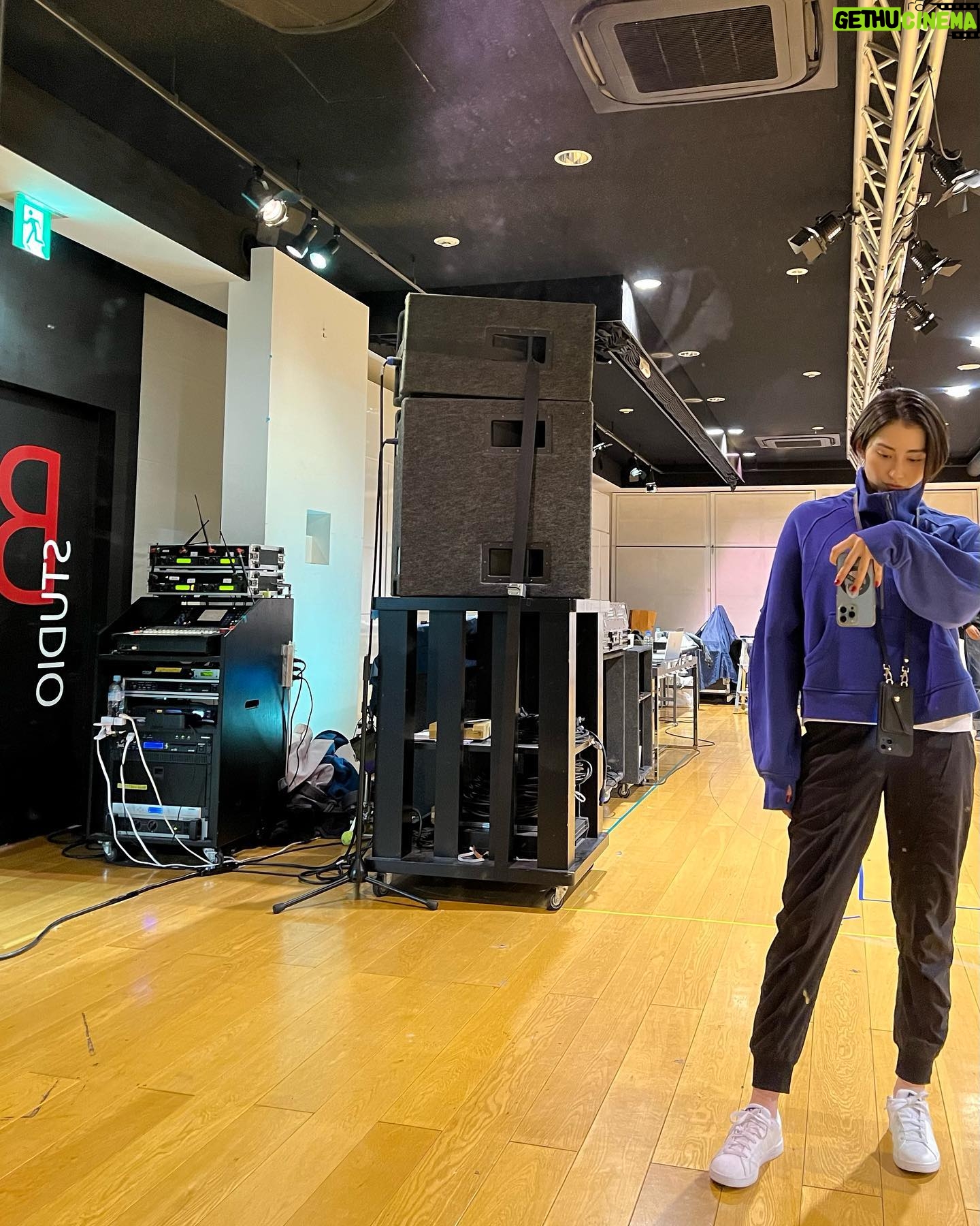 Akari Hayami - 6K Likes - _
#ミンナのウタ
絶賛公開中です🤪
凛さんオフショット
ホテルシーンの待ち時間
LDHさんのスタジオ、事務所
撮影初日マイクぴよーん
#ミンナのウタ取り込まれますよ