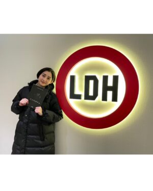 Akari Hayami Instagram - _
⁡
#ミンナのウタ
絶賛公開中です🤪
⁡
凛さんオフショット
⁡
ホテルシーンの待ち時間
LDHさんのスタジオ、事務所
撮影初日マイクぴよーん
⁡
#ミンナのウタ取り込まれますよ