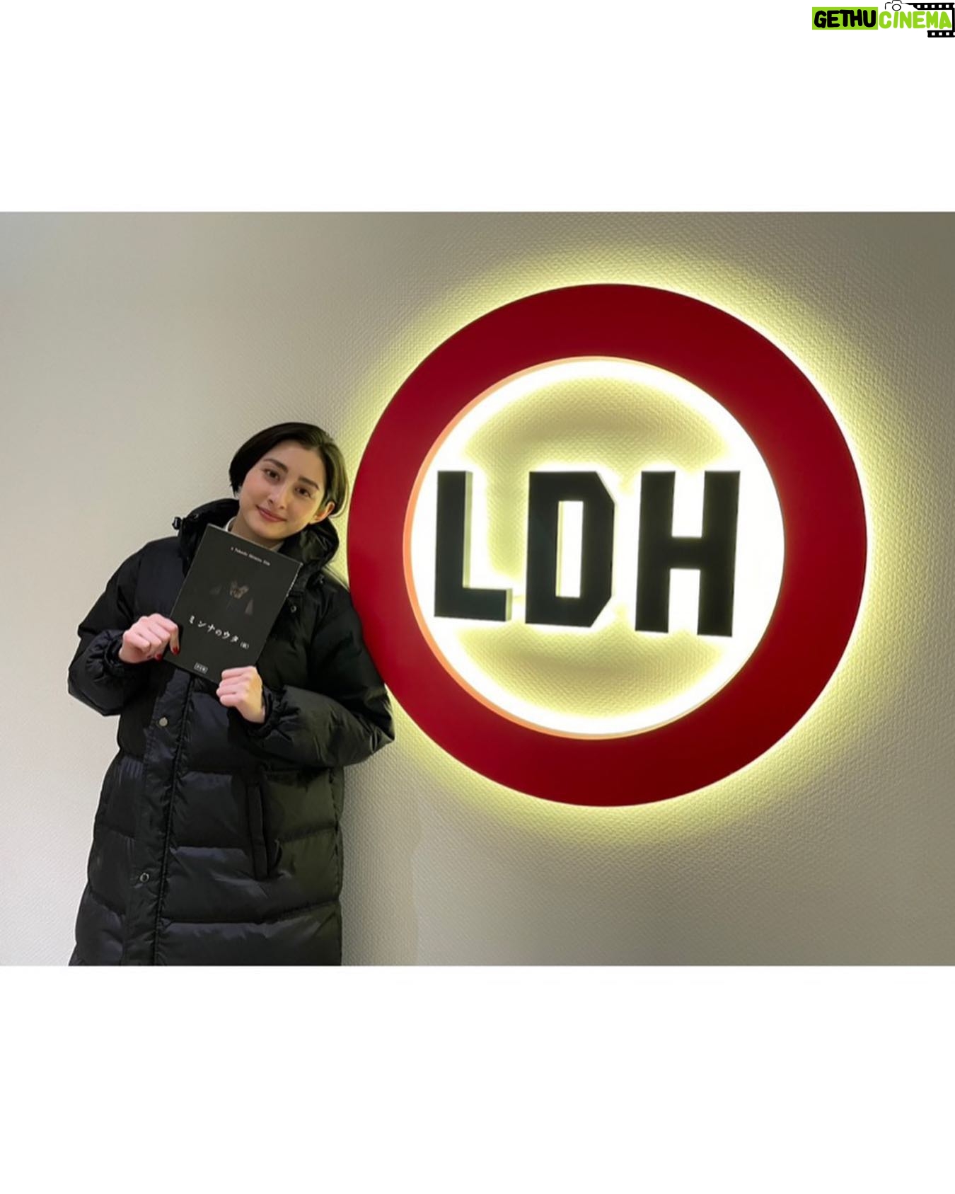 Akari Hayami - 6K Likes - _
#ミンナのウタ
絶賛公開中です🤪
凛さんオフショット
ホテルシーンの待ち時間
LDHさんのスタジオ、事務所
撮影初日マイクぴよーん
#ミンナのウタ取り込まれますよ