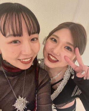 Akari Takeuchi Instagram - カウントダウンライブで大阪に行く朝、めちゃくちゃ早くて周りはみんな寝てたのに私達だけ新大阪着くまで一生喋ってた😂
で、舞台袖でも喋ってて怒られた🤫笑　　

#ハッピーバレンタイン