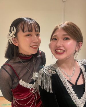 Akari Takeuchi Instagram - カウントダウンライブで大阪に行く朝、めちゃくちゃ早くて周りはみんな寝てたのに私達だけ新大阪着くまで一生喋ってた😂
で、舞台袖でも喋ってて怒られた🤫笑　　

#ハッピーバレンタイン