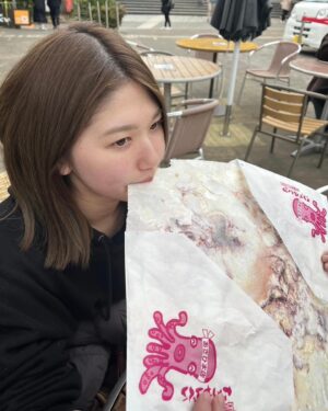 Akari Takeuchi Instagram - ドデカたこせんべい🐙🍘