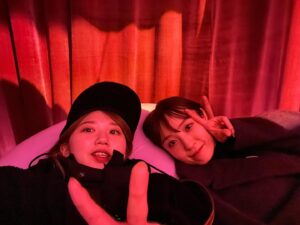 Akari Takeuchi Instagram - 2月も3日になりましたね〜✌️
なおと一緒に
蜷川実花展　Eternity in a Moment 瞬きの中の永遠
を見に行きました💐
言葉が出ないくらい素敵すぎる空間や世界観に圧倒されました🥹✨✨
　
なおと久々この時会ったけどやっぱり久々感なくて鬼語り😂
はよ旅行もいこーね✈️
最高の友達✌️
