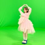 Akari Kito Instagram - 🍑発売まであと1日🍑 本日はMV撮影時の オフショットを公開📷 今回はハートをかかげる鬼頭さん🫶 本編でもハートポーズがたくさん登場しています💕 ぜひ注目してご覧ください！ https://youtu.be/uh1bCtneq54 #鬼頭明里 5thシングル 「Magie×Magie」10月11日発売❗️ https://kitoakari.com/magie-magie