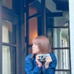 Akari Kito Instagram - 🌿発売まであと6日🌿 今日はジャケット写真の撮影の オフショットを公開✨✨ ちょっと唇を尖らせてる鬼頭さん💋 カメラも衣装もレトロな感じで すごく雰囲気ありますね📸 #鬼頭明里 4thシングル 「Dear Doze Days」2月8日発売です❗️ kitoakari.com/dear-doze-days