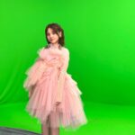 Akari Kito Instagram - 🍑発売まであと3日🍑 本日はMV撮影時の オフショットを公開📷 カメラ目線をゲット☺️ シンプルな背景にドレスの存在感が際立っています💗 #鬼頭明里 5thシングル 「Magie×Magie」10月11日発売❗️ https://kitoakari.com/magie-magie 明日20:00～は生配信も！ ぜひご覧ください✨ https://youtube.com/live/jX32Ki9IeBQ