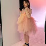 Akari Kito Instagram - 🍑発売まであと4日🍑 本日はジャケット写真撮影時の オフショットを公開📷 これは何を手に持っているところでしょう🤔 ヒント：初回限定盤 #鬼頭明里 5thシングル 「Magie×Magie」10月11日発売❗️ https://kitoakari.com/magie-magie 9日には生配信もあります！ ぜひご覧ください✨ https://youtube.com/live/jX32Ki9IeBQ