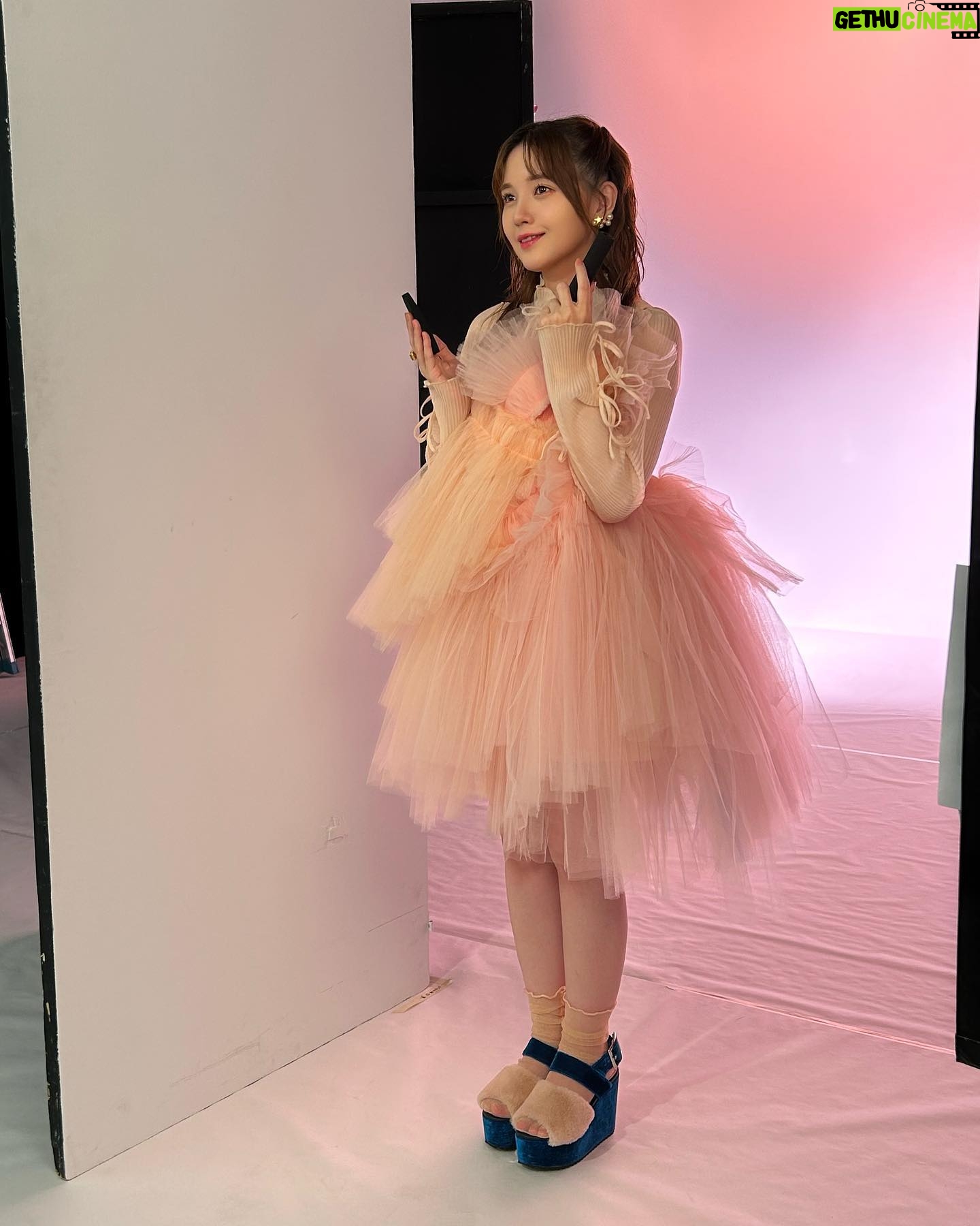 Akari Kito Instagram - 🍑発売まであと4日🍑 本日はジャケット写真撮影時の オフショットを公開📷 これは何を手に持っているところでしょう🤔 ヒント:初回限定盤 #鬼頭明里 5thシングル 「Magie×Magie」10月11日発売❗️ https://kitoakari.com/magie-magie 9日には生配信もあります! ぜひご覧ください✨ https://youtube.com/live/jX32Ki9IeBQ