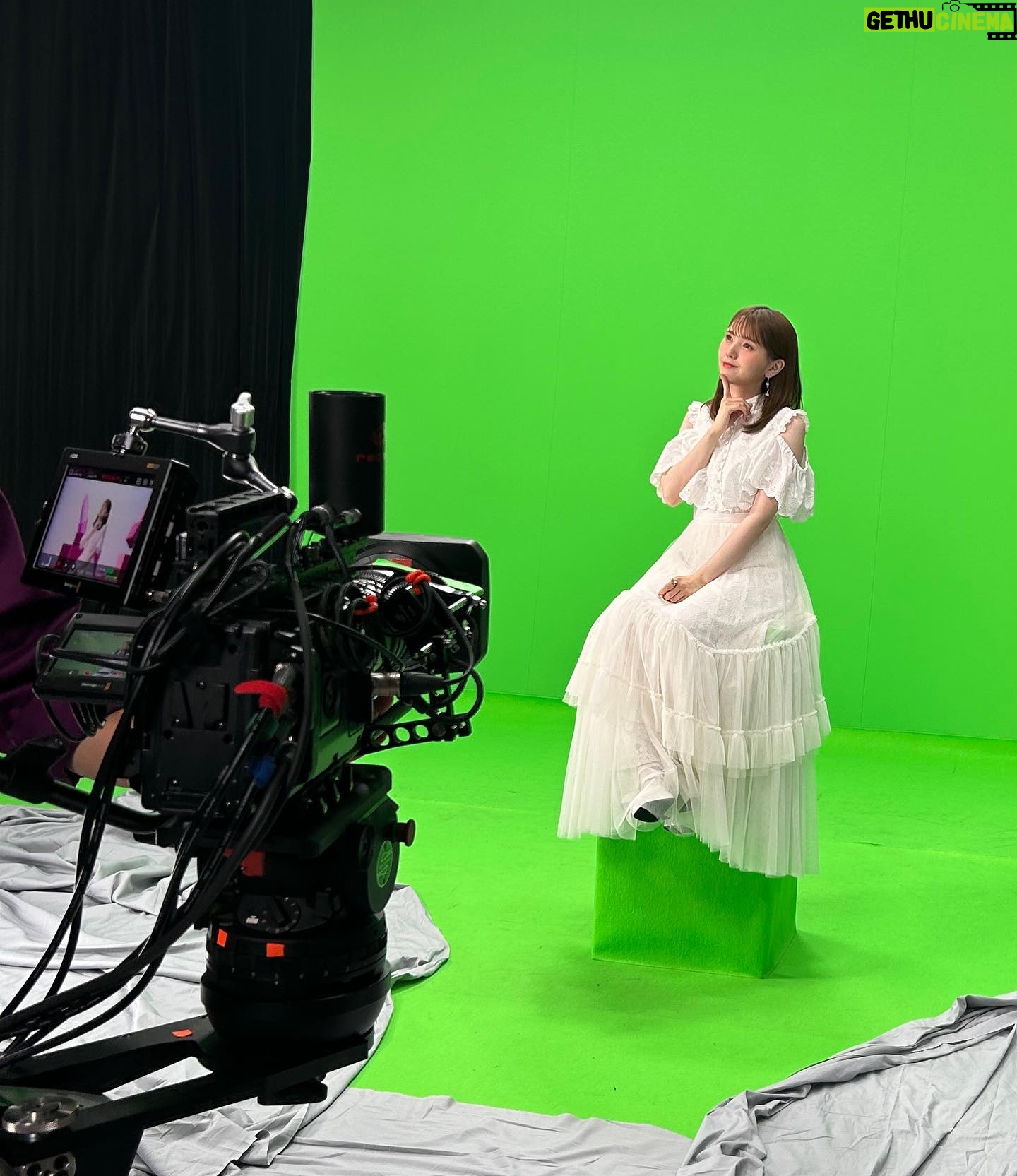 Akari Kito Instagram - 🍑発売まであと5日🍑 本日はMV撮影時の オフショットを公開📷 今回のMVは全編グリーンバックで撮影🟢 ちらっと写ったモニターには・・・🫣 #鬼頭明里 5thシングル 「Magie×Magie」10月11日発売❗️ https://kitoakari.com/magie-magie 9日には生配信もあります! ぜひご覧ください✨ https://youtube.com/live/jX32Ki9IeBQ