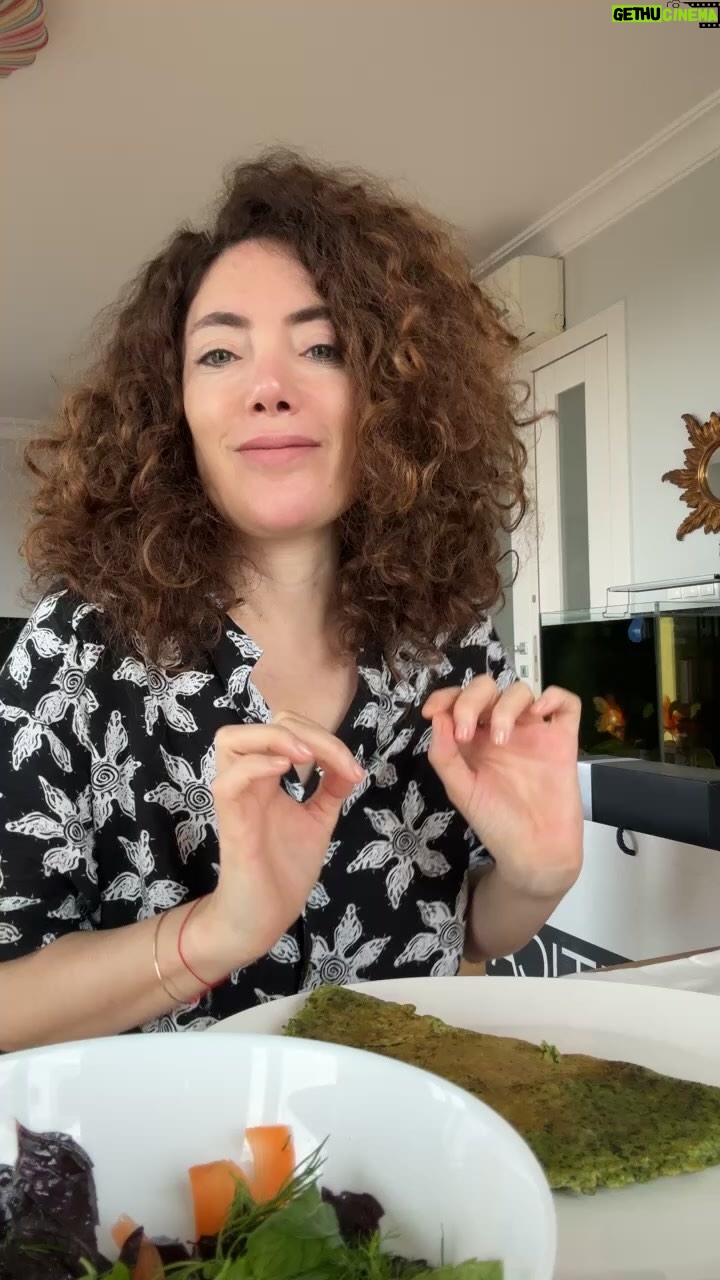 Akasya Asıltürkmen Instagram - Güzel sohbetti, telefon gelince kapattım ama devamı yarın. Ek gıda, kitaplar, inanç, yulaflı omlet tarifi, analık ve nicesi. 🌱🐉