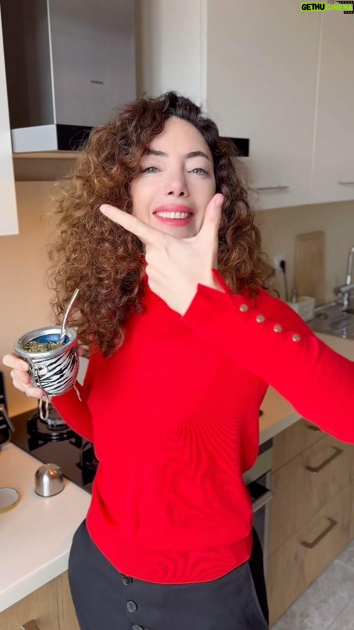 Akasya Asıltürkmen Instagram - 🧉🧉🧉Yerrrrrba Mateeeee!!! 2004 senesinin sonunda tanıştık kendisiyle. Uruguaylılar tapar, Arjantinliler sever onu. Uruguaylı yanında taşır, Arjantinli evde içer. Tarzları farklı, aşkları bir! Çünkü mate çayı enerji ve neşe verir!!! 🧉🧉🧉Mate cup’ı yani o fincan ve türevleri Amazon’da var, gördüm. Ben yanımda getirmiştim. Kaybettikçe eş dosttan istedim hep. Yerba Mate yani otunu bulmak çok kolay, her yerde satılıyor ama maalesef yanlış tüketiyoruz. 🧉🧉🧉Bu zannedildiği gibi demlemez. Usulüne göre demlenirse ancak etki gösterir o da su dökerek haşlama şeklinde olcekkk. 🧉🧉🧉Tadı bence enfesss ama herkes sevmez. Kafası dersen harika! Verdiği enerji kahveden farklı. Severiz, sevdiririz inşallah! Ben bununla ohhhoo çok kilo vermişimdir, çok ezber yapmışımdır. Sindirimi de çok destekler, kabızlığa net fayda eder. #yerbamate #zayiflama #yağyakımı #enerjiçalışması #bağışıklık #çay #akasyatips