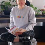 Akasya Asıltürkmen Instagram - 🩵🩵🩵 “Hygge” (Hüge olarak da bilinir), Danimarka kökenli bir kavramdır ve genellikle sıcaklık, huzur ve samimiyetle ilişkilendirilir. Bu yaşam tarzı, basit zevklerden keyif almayı, rahatlatıcı anların tadını çıkarmayı ve içsel bir huzur bulmayı vurgular. ☕️☕️☕️Sıcak bir içecek içmek, kitap okumak veya sevdiklerinizle vakit geçirmek gibi günlük aktiviteler, Hüge’nin temel unsurları arasındadır. Bu yaklaşım, hayatın küçük zevklerine odaklanarak mutluluğu artırmayı amaçlar. Tabii ki, işte yazılı olarak: 🚲🚲🚲Hüge’nin devamı niteliğinde bir kitap olan “Lykke: The Danish Search for the World’s Happiest People,” Meik Wiking tarafından yazılmıştır. 🇩🇰🇩🇰🇩🇰Bu kitap, Danimarka’nın mutluluk sırlarını ve dünyanın en mutlu insanlarını arayışını ele alır. Lykke, hayatımıza daha fazla anlam ve mutluluk katma çabalarını inceler.