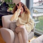 Akasya Asıltürkmen Instagram - Dikkatsizlikle bir çöp tenekesi devirdiniz, atılması için düzgün bir şekilde toplanmiş ve üstü örtülmüs bir şeyi dünyanın gözleri önüne serdiniz. Çöp tenekesinin içinde olduğunu düşündüğünüz şeyler sizin dış dünyadan saklamaya çalıştığıniz şeylerdir. 1. Hiçbir şey, teneke boştu: Bu cevabı veren kişiler hayatlarını ortaya sermeden ya da olduklarindan başka biri gibi görünmeye çalışmadan yaşarlar. İçleri neyse dişlari da odur. Çekiciliklerini saf dürüstlüklerine borçludurlar. 2. Bir yığın torbalanmamış çöp yola saçıldı: Tenekenin içinin torbalanmamış çöple dolu olduğunu söyleyenler diş dünyaya karşı açık bir görünüm sergileseler de aslinda içleri ifade edemedikleri duygularla doludur. Bu duygulari sadece genel bir sikinti olarak hissederler ama eğer düşünürlerse gerçekten hissettiklerini söyleyecekleri yerler olduğunu fark edeceklerdir. 3. Elma koçanları, tavuk kemikleri ve başka yemek artiklar: Bir yığın mutfak artiğı hayal edenler iştahlarını ve yemeğe karşı doğal isteklerini bastiran kişilerdir. Belki de diyet yapiyorsunuz. Ya da yemekten kisarak para artırmaya çalışıyorsunuz. Şartlariniz her neyse bu sizi etkiliyor. 4. Gayet güzel bağlanmış siyah bir çöp torbası: Güzelce bağlanmış bir çöp torbasi hayal etmiş olanların kendilerini kontrol duyguları çok gelişmiştir. Siz zayıflik göstermekten ya da şikâyet etmekten nefret edersiniz çünkü gururunuz buna izin vermez. Ama başkalarınin neler hissettiğinizi bilmesi, zayıflık belirtisi değildir. İpleri biraz gevşetin de o çöpler kokmaya başlamadan önce içeriye birazcik hava girsin. #kişiselgelişim #farkındalık #akasyatips #reels #psikologi