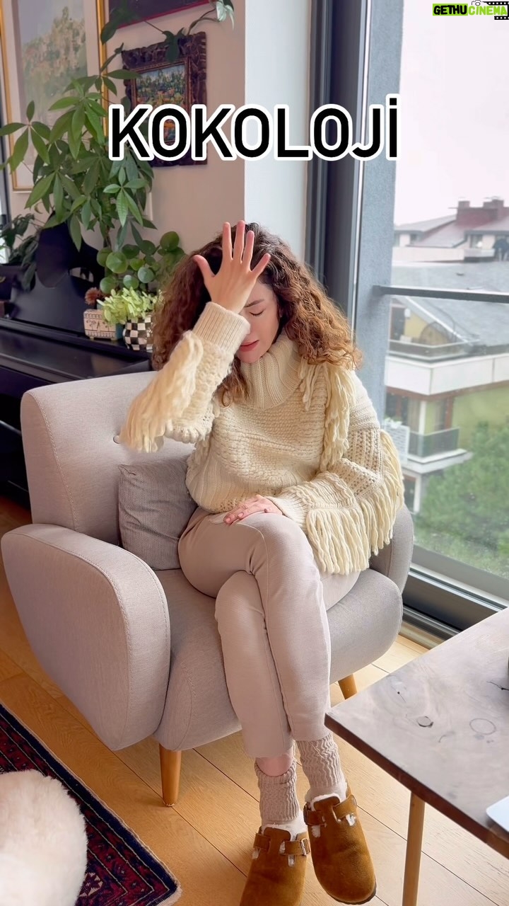 Akasya Asıltürkmen Instagram - Dikkatsizlikle bir çöp tenekesi devirdiniz, atılması için düzgün bir şekilde toplanmiş ve üstü örtülmüs bir şeyi dünyanın gözleri önüne serdiniz. Çöp tenekesinin içinde olduğunu düşündüğünüz şeyler sizin dış dünyadan saklamaya çalıştığıniz şeylerdir. 1. Hiçbir şey, teneke boştu: Bu cevabı veren kişiler hayatlarını ortaya sermeden ya da olduklarindan başka biri gibi görünmeye çalışmadan yaşarlar. İçleri neyse dişlari da odur. Çekiciliklerini saf dürüstlüklerine borçludurlar. 2. Bir yığın torbalanmamış çöp yola saçıldı: Tenekenin içinin torbalanmamış çöple dolu olduğunu söyleyenler diş dünyaya karşı açık bir görünüm sergileseler de aslinda içleri ifade edemedikleri duygularla doludur. Bu duygulari sadece genel bir sikinti olarak hissederler ama eğer düşünürlerse gerçekten hissettiklerini söyleyecekleri yerler olduğunu fark edeceklerdir. 3. Elma koçanları, tavuk kemikleri ve başka yemek artiklar: Bir yığın mutfak artiğı hayal edenler iştahlarını ve yemeğe karşı doğal isteklerini bastiran kişilerdir. Belki de diyet yapiyorsunuz. Ya da yemekten kisarak para artırmaya çalışıyorsunuz. Şartlariniz her neyse bu sizi etkiliyor. 4. Gayet güzel bağlanmış siyah bir çöp torbası: Güzelce bağlanmış bir çöp torbasi hayal etmiş olanların kendilerini kontrol duyguları çok gelişmiştir. Siz zayıflik göstermekten ya da şikâyet etmekten nefret edersiniz çünkü gururunuz buna izin vermez. Ama başkalarınin neler hissettiğinizi bilmesi, zayıflık belirtisi değildir. İpleri biraz gevşetin de o çöpler kokmaya başlamadan önce içeriye birazcik hava girsin. #kişiselgelişim #farkındalık #akasyatips #reels #psikologi