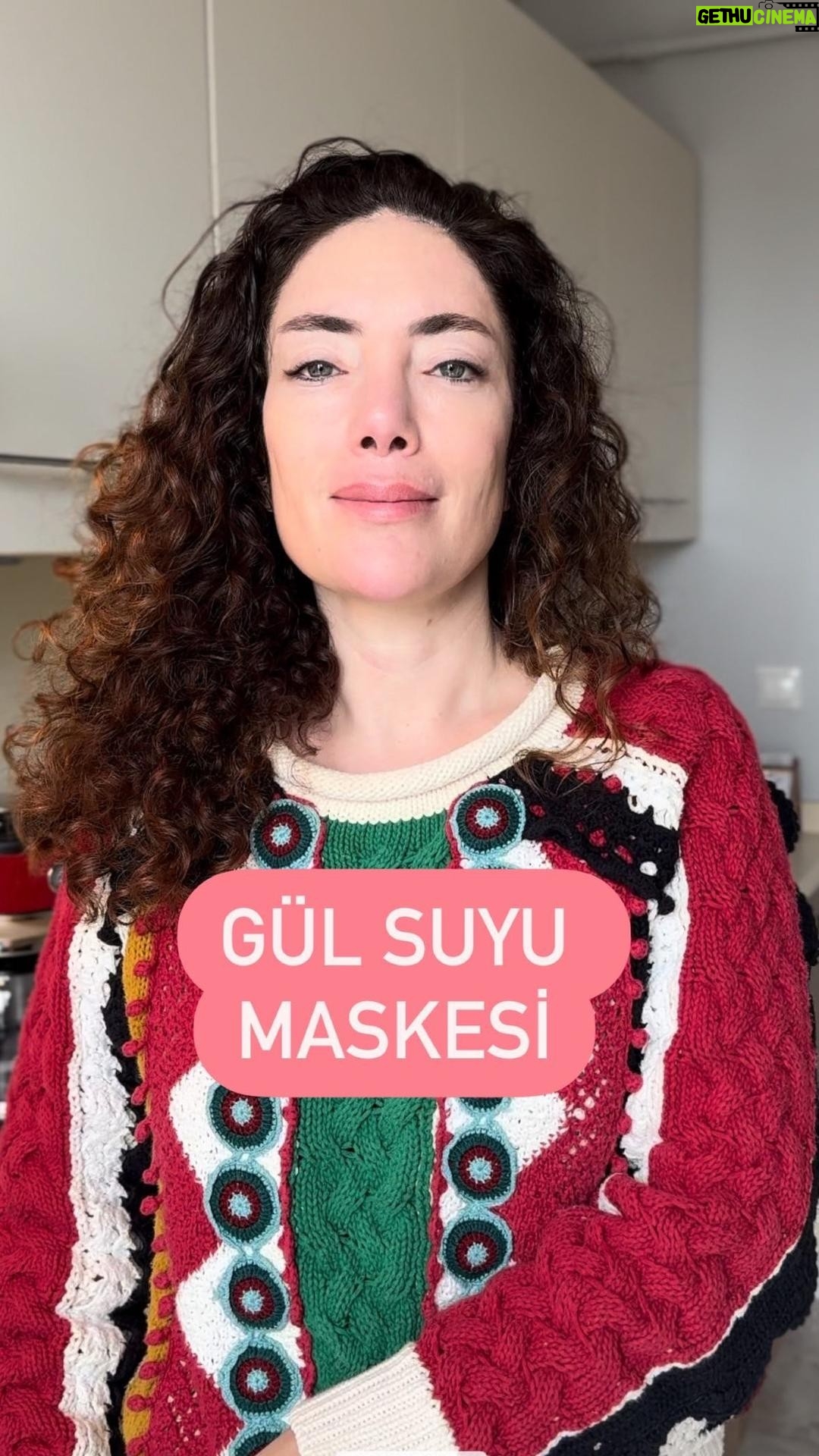 Akasya Asıltürkmen - 1.7K Likes - Mis gibi taze malzemelerle hassas ciltler için besleyici, yatıştırıcı bir maske tarifi ile geldim!
2 kaşık süt
2 kaşık yulaf unu
3 kaşık gül suyu
1 çay kaşığı bal
Hepsini karıştırıp yüzümüze ve boynumuza sürüyoruz, 8-10 dakika sonra yıkıyoruz. Sonra güzelce nemlendirici ve son olarak gül suyu tonik.
Böyle maske tarifleri devam etsin mi?