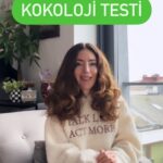 Akasya Asıltürkmen Instagram - 1) Gördüğünüz küpün büyüklüğü egonuzun büyüklüğünü sembolize ediyor. Eğer oldukça büyük bir küp gördüyseniz egoist bir birey olmanız muhtemel. Küpünüz çok küçük ise bu da bir özgüven eksikliğini işaret edebilir. Küpün materyali ise egonuzun sağlamlığını sembolize ediyor. Eğer küp cam vb. kirilgan bir materyalden yapılmış ise kolayca sarsılabilen, hassas bir egoya sahipsiniz. Küp demir vb. sağlam bir materyalden yapılmış ise egonuzu sarsmak oldukça zor. 2) Bahçedeki çiçekler arkadaşlarınızı temsil ediyor. Çok fazla çiçek gördüyseniz çevresi oldukça geniş, sosyal bir insansiniz. Yalnizca birkaç sira çiçek gördüyseniz çevremde az ama gerçek dostlar olsun diyenlerdensiniz. Çiçeklerin farklı türde olması, arkadaşlarınizın birbirinden farklı karakteristik özelliklere sahip olmasını tercih ettiğinizi ve her bir arkadaşınızdan farklı beklentilerinizin olduğunu gösteriyor. Çiçekler aynı türde ise bütün arkadaşlarınızdan beklentileriniz benzer ya da ayni. 3) Merdiven hayallerinizi temsil ediyor. Büyük merdiven büyük ve ulaşılması güç hayalleri, küçük merdiven ise daha makul hayalleri sembolize ediyor. Merdiven aşağı iniyorsa manevi, yukari çikıyorsa maddi hayalleri olan bir insansiniz. 4) Gördüğünüz at romantik ilişkileri temsil ediyor. At açik renkli ise ilişkide romantizme, kou renkli ise erotizme daha çok önem veriyorsunuz. At bağli ise ilişkilerinizde kontrol etme ihtiyaci hissediyorsunuz. 5) Kum firtinası ise hayatınızın kötü bir dönemini sembolize ediyor. Son yorumu size birakıyorum. Daha önce kötü bir döneminiz oldu mu? Eğer olduysa bu dönemde egonuz, arkadaşlıklarınız, hayalleriniz veya romantik ilişkiniz zarar gördü mü? #kokoloji #kişiselgelişim #farkındalık #keşif #psikologi #ruhsağlığı #bilinçaltı