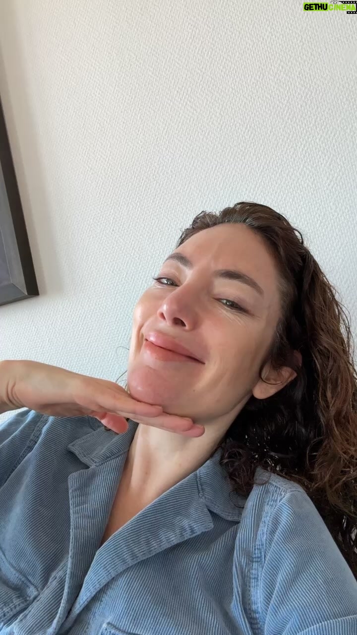 Akasya Asıltürkmen Instagram - Bakım takım işleri, hobileri dene önce, denemeden bilemezsin. Bingo parfümleri söyledim. Saç bakım için de @moussonlabtr dedim. dermobeyond.com ’dan en uygun fiyata alabilirsiniz. Çok marka geçti yani #reklam #tanıtım ve bilumum 🩵🩵🩵🤍😌