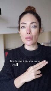 Akasya Asıltürkmen Instagram - 🥥🥥🥥 Hindistan cevizi yağı dudaklarınızı nemlendirirken ve beslerken, tarçın kan dolaşımını artıracak, ölü deriyi temizleyecek ve dudaklarınızı daha dolgun yapacak. 💋💋💋 Bir çay kaşığı Hindistan cevizi yağı ve iki-üç çay kaşığı tarçını karıştırıp uygulayabilirsiniz. Minik bir kutuya koyun bir 2-3 gün içerisinde kullanın taze taze. #dudakbakımı #reels #güzellik #akasyatips