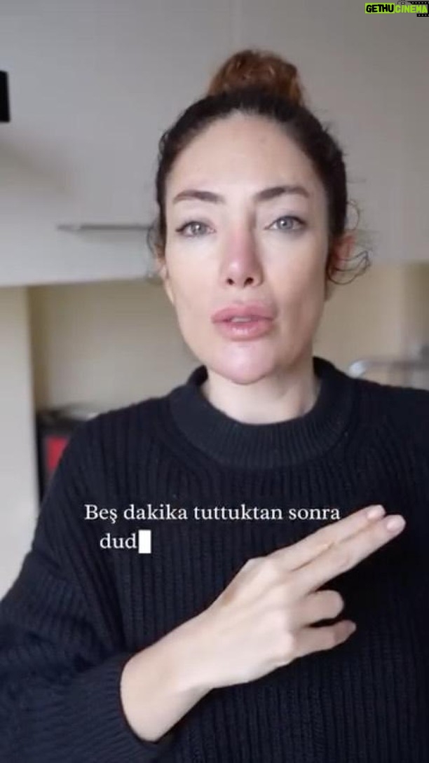 Akasya Asıltürkmen - 8.2K Likes - 🥥🥥🥥 Hindistan cevizi yağı dudaklarınızı nemlendirirken ve beslerken, tarçın kan dolaşımını artıracak, ölü deriyi temizleyecek ve dudaklarınızı daha dolgun yapacak.
💋💋💋 Bir çay kaşığı Hindistan cevizi yağı ve iki-üç çay kaşığı tarçını karıştırıp uygulayabilirsiniz. Minik bir kutuya koyun bir 2-3 gün içerisinde kullanın taze taze.
#dudakbakımı #reels #güzellik #akasyatips