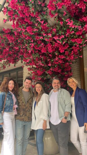 Akasya Asıltürkmen Instagram - Bugün @palladiumatasehir ’in bana verdiği yetkiye dayanarak gastronomi alanında çok başarılı bulduğum içerik üreticisi dört arkadaşımı yemeğe davet ettim. İşimi çok seviyorum, çünkü hep sevdiğim yerlerde sevdiğim insanlarla vakit geçiriyorum, daha ne olsun? Atık mutfak projesi ile daha adını çok sık duyacağımız @ozgesahinoyalimutfak  Daha ilk başladığı günden beri en çok tarifini yaptığım @egeuzrek ve tabii hikayelerinden çıkamadığım, ailemizin oğlu, kalori kralı @tam_kararinda  ve yine ikisi sayesinde tanıdığım, zarif zevkine, incelikli ve benzersiz içeriklerine hayran kaldığım @margauxthecook ile sadece yemek konuşup yemek yedik tabii ki! Dünyayı dolaştık bir dikdörtgen masanın çevresinde. 

#işbirliği #tanıtım #davet 

@palladiumatasehir  @bigchefscafe @midpointbistrocafe
