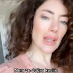 Akasya Asıltürkmen Instagram - Kıvırcık saç ihtiyaçlarını açıklıyorum! NEM DOĞRU KESİM SABIR 🪷🪷🪷 Kimyasal yüklü ürünler saçınıza geçici güzellik verirken yapısını bozar. Ne varsa doğal ve temiz içerikte var. Aşağıda açıklamasını bıraktığım ürün sadece kıvırcık değil, kuru, zayıf ve güçsüz saçlar için de etkili bir formüle sahip. 🥥🥥🥥 Mousson Laboratories Supreme Butter 11 özel yağ ve bitkisel özler ile formülize edilmiştir. Kuru, yıpranmış, zayıf, güçsüz ve dökülmeye eğilimli tüm saç tipleri için geliştirilmiştir. 🥑🥑🥑 İçeriğindeki 11 özel yağ, ekstrakt ve proteinler sayesinde saçınız kökten uca doğru beslenirken gerekli neme, yumuşaklığa ve parlaklığa en doğal şekilde kavuşur. 🌱🌱🌱 Keratin, Niacinamide Vitamin ve Ceramid sayesinde saç ve saç derisini besler. UVA ve UVB filtreler sayesinde saçınızı güneşin zararlı ışınlarından korur. 🍀🍀🍀 Saçtaki elektriklenmeyi önler, kırıkları onarır, yumuşatır ve nemlendirir. 🌾🌾🌾 İçeriğinde yer alan zengin vitaminleri sayesinde Argan yağı ile formülize edilen supreme butter saçınızın derisini besleyerek kepek oluşumunu engeller ve hızlı uzamasını destekler. C vitamini, B vitamini, E vitamini ile Çinko ve Bakır gibi mineraller açısından zengin olan Jojoba yağı sayesinde saçınızın ihtiyacı olan tüm besinleri sağlayarak, güçlenmesini destekler. Mousson Laboratories Supreme Butter’da yer alan Hydrolızed keratın sayesinde saçın tüm katmanlarının onarılmasını sağlar. İçeriğinde yer alan Caffeinin dökülme hormonu olarakta anılan DHT yi bastırarak dökülme karşıtı olarak görev yapar. 🌼🌼🌼 Supreme Butter saçınızın günlük ihtiyacı olan tüm bakımları gerçekleştirir. #saçbakım #kıvırcıksaç #kivirciksac #bakım #akasyatips @dermobeyond @moussonlabtr #işbirliği #tanıtım #tavsiye